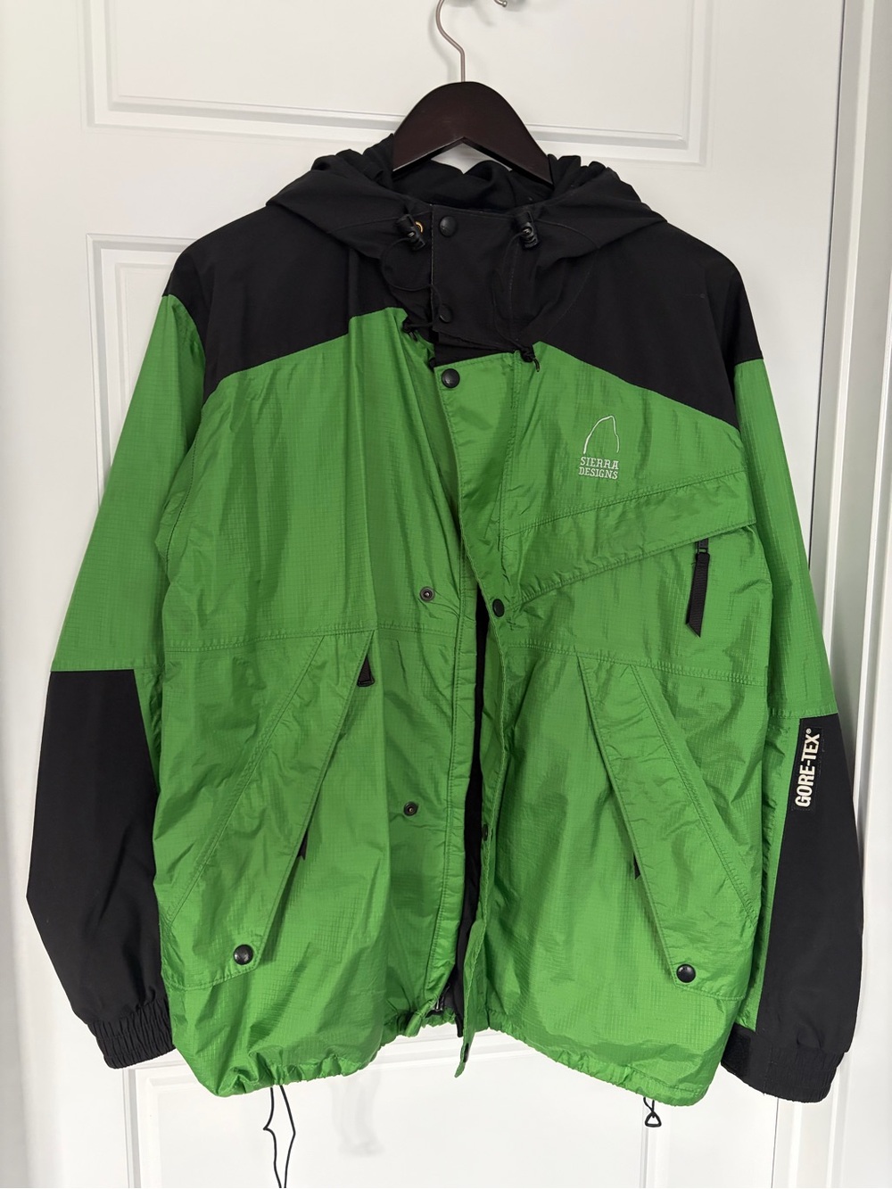 GORE-TEX Unisex Green and Black Sport/Snow/Rain Jacket